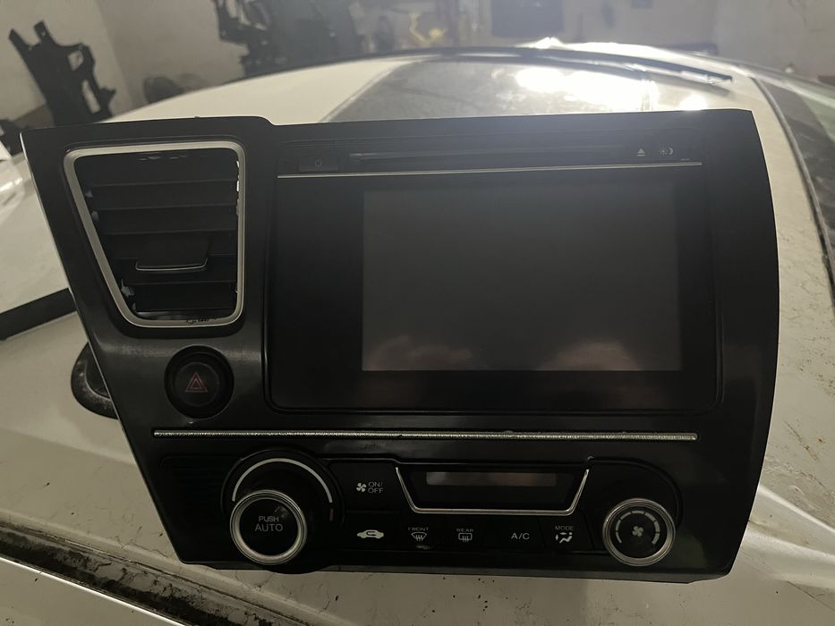 Магнітола сенсорна Хонда сівік купе 14-15, є інші запчастини.