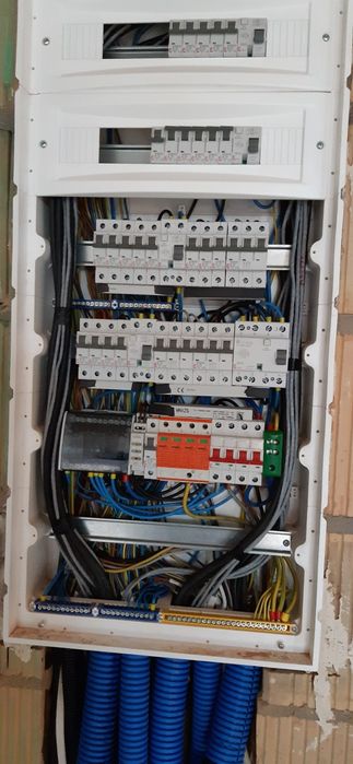 usługi elektryczne montaż instalacji elektrycznych