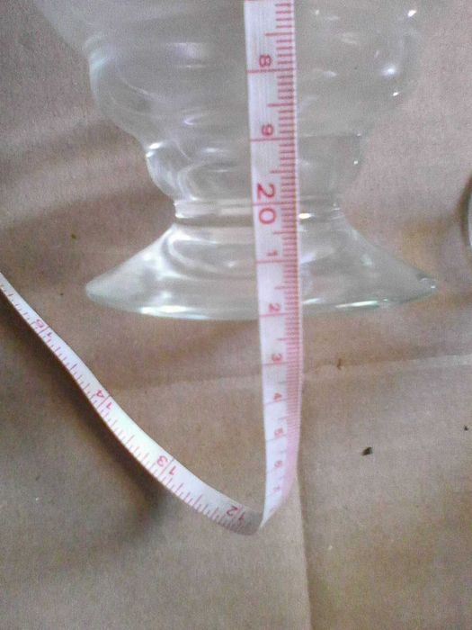 Garrafa antiga com copos