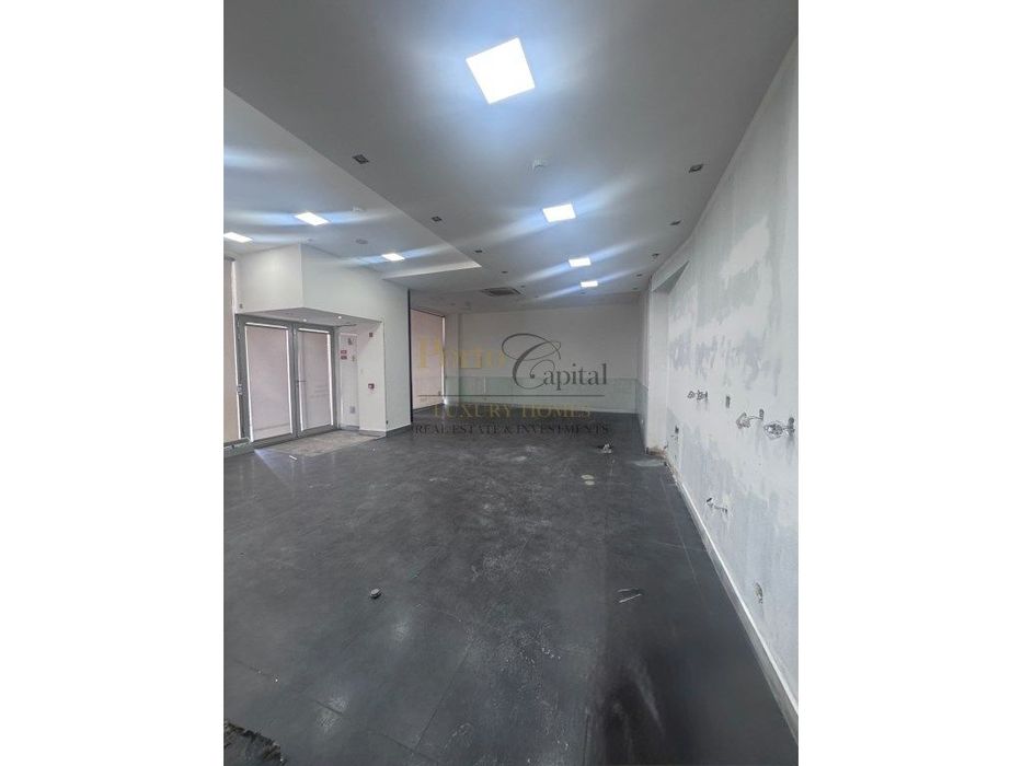 Espaço Comercial para Arrendamento Com 198 m² -Versátil e Pronto a ...