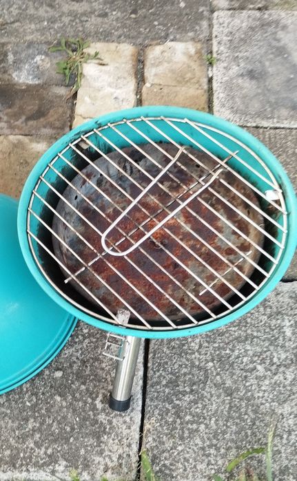 Węglowy grill turystyczny