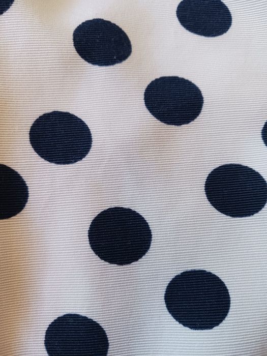 Saia branca com bolinhas azul escuro