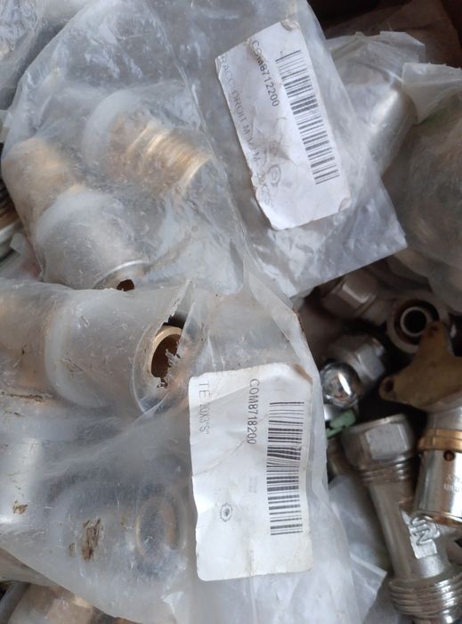 Продам крани з'єднання для труб.