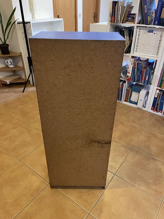 Estante azul em pinho para arrumação