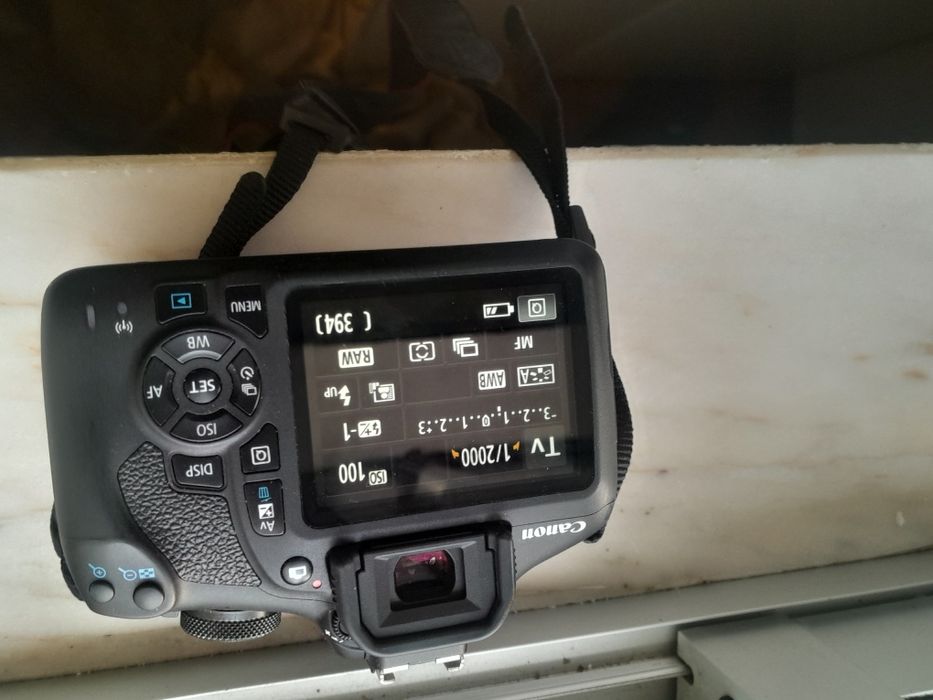 Canon 2000d objetivas 18-55 + 75-300