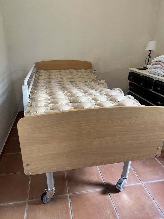 Cama Articulada Elétrica com Grades Laterais