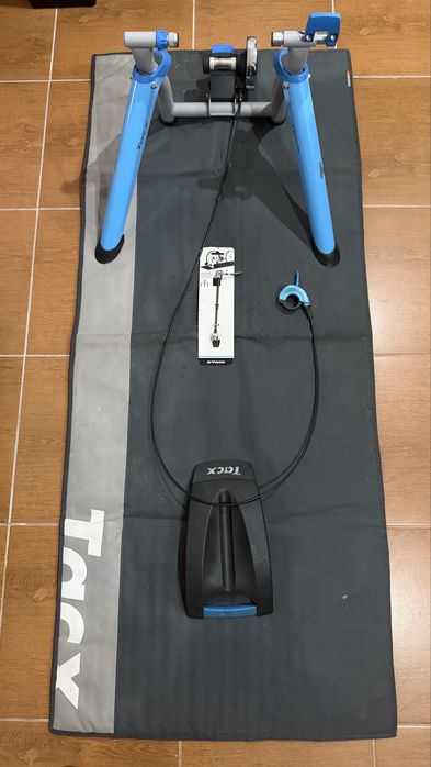 Rolo Tacx Satori, tapete e roda de treino.