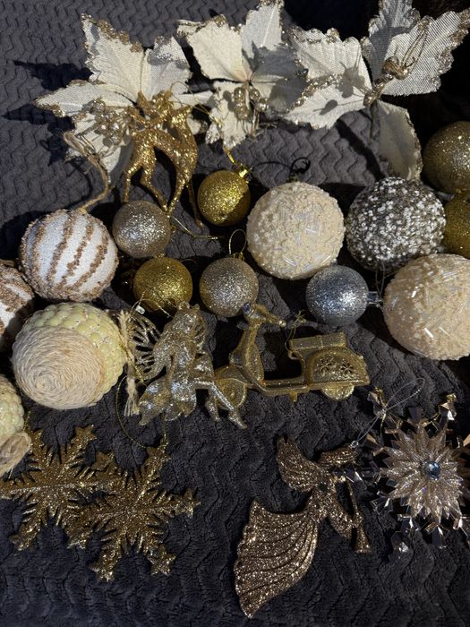Набір новорічних іграшок у золотому та білому кольорах
