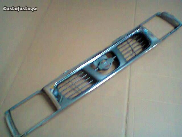 Grelha Cromada Nissan Pickup D22 1998-2001 NOVA