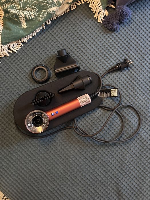 Dyson suszarka supersonic nural wraz z etui.