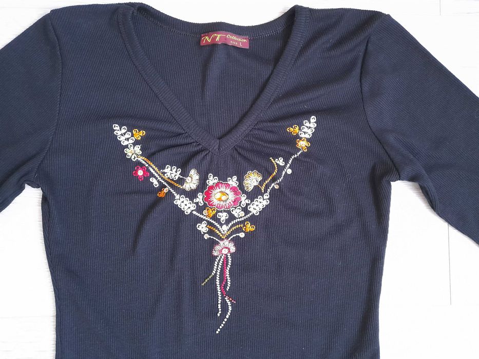 Czarny sweter damski wzór folk kwiaty haft bawełna pachy obwód 81 cm