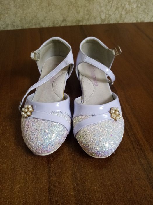 Туфлі білі дитячі 31 розміру на каблучку