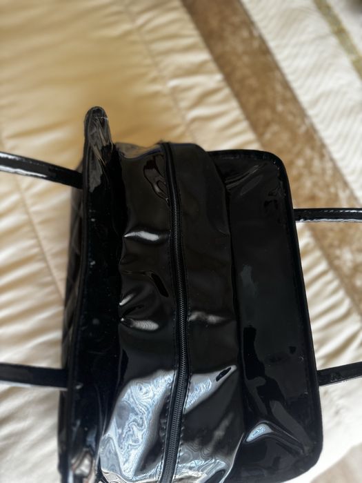 Mala de verniz, em preto