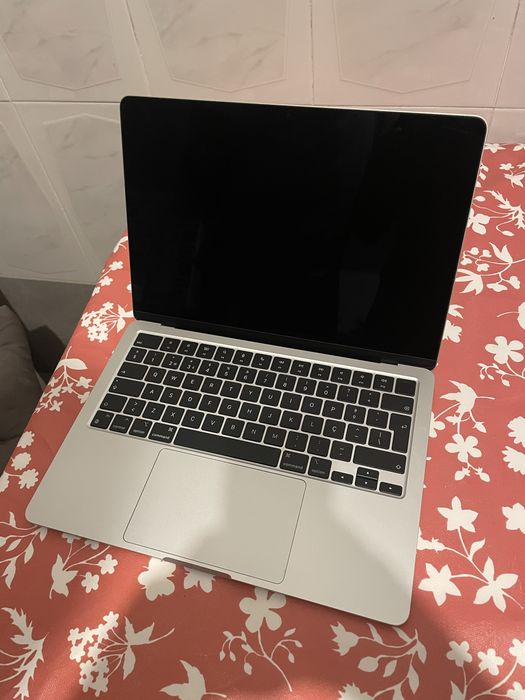 MacBook Air  M2 (13.6'' - Apple M2 GPU 8-core)
