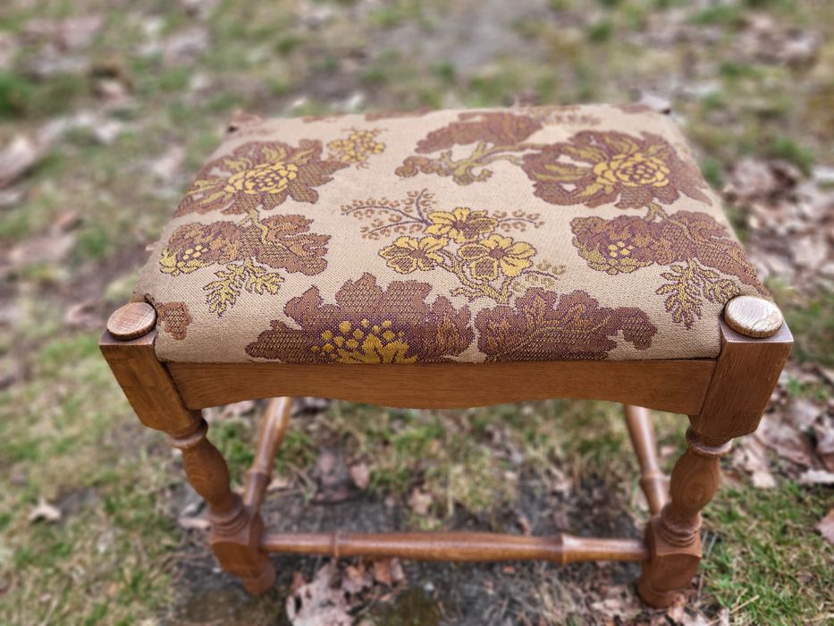Taboret podnóżek tapicerowany dębowy drewno PRL