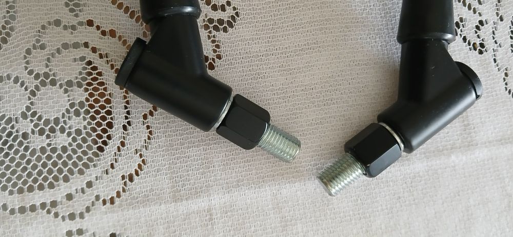 Vendo par de retrovisores universais para  mota novos nunca usados