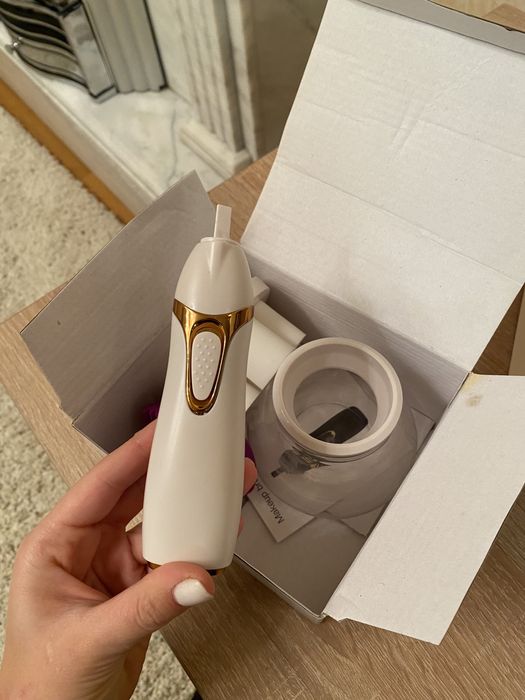 Електричний очищувач пензлів для макіяжу