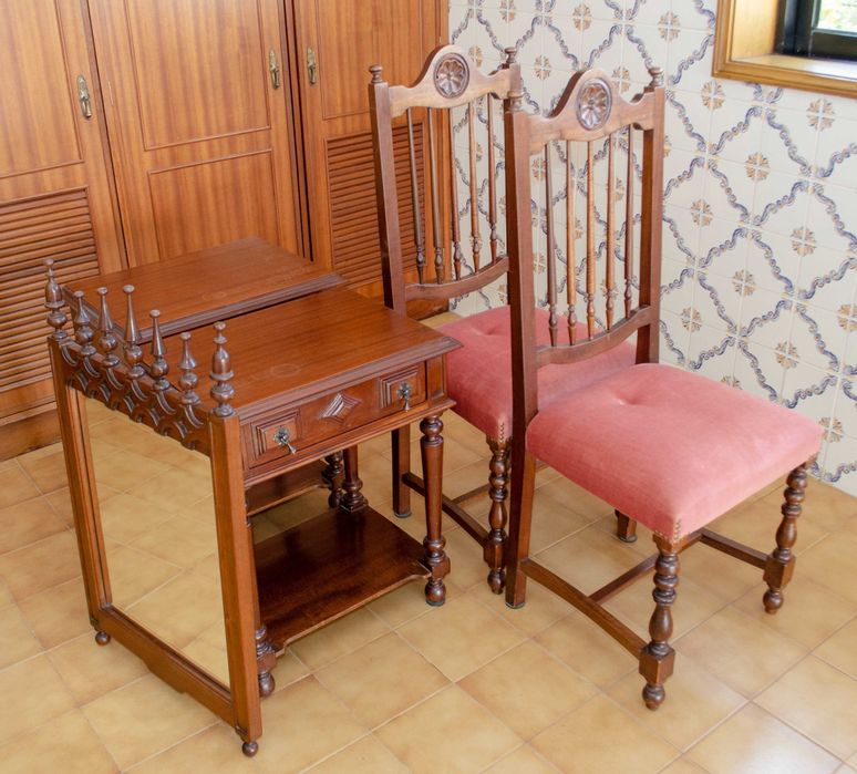 Mobília de quarto, cama, cadeiras, mesinha de cabeceira, espelho