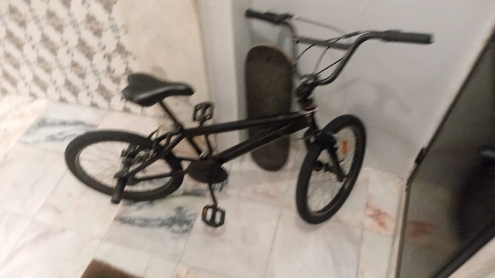 Bicicleta cross com pedaleiras
