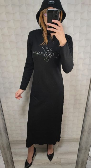 Dzianinową sukuenka z kapturem firmy Minouu