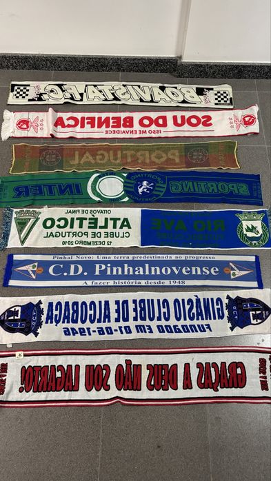 Cachecois de futebol de varios clubes alguns raros