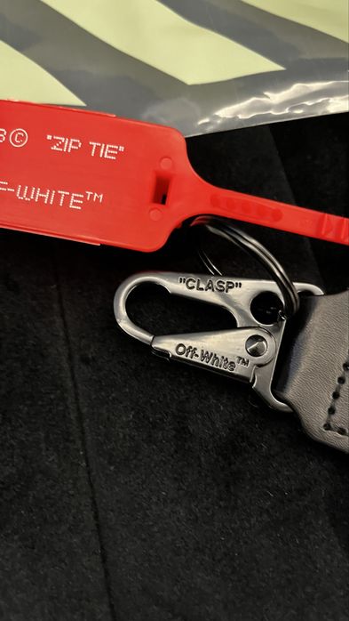 Off White Brelok biały