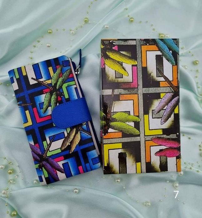 Carteira em pele 
Novo na caixa 
Tamanho 14*10