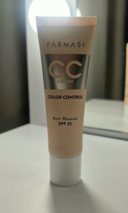 CC Podkład Color Control Farmasi Pielęgnujący Skórę