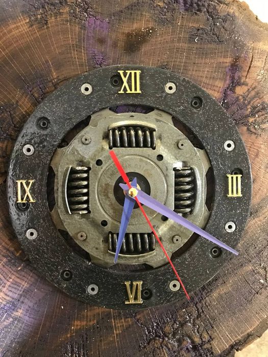 Годинник ручної роботи підійде як декор для гаража