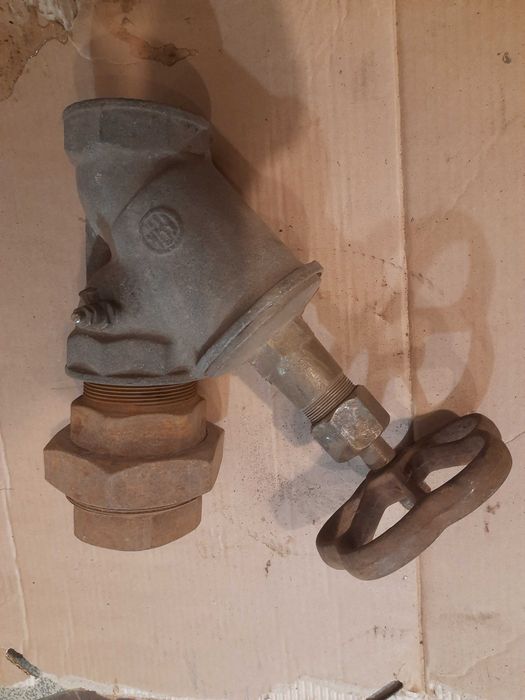 Zawór skośny z śrubunkiem 2'5"