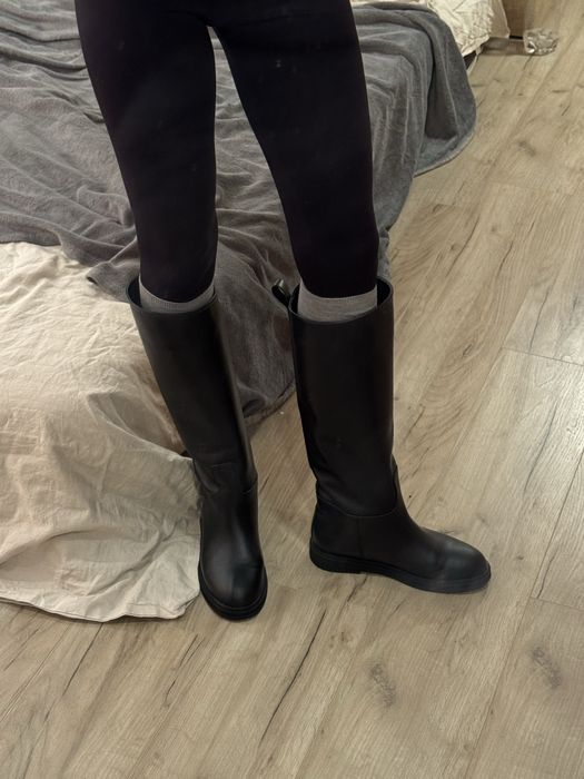 Чорні шкіряні чоботи