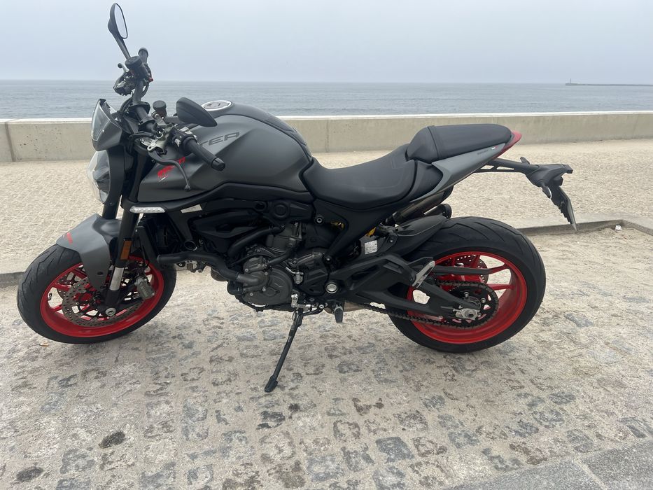 Ducati Monster 937 – 2021  Cinzento Mate – Excelente Estado