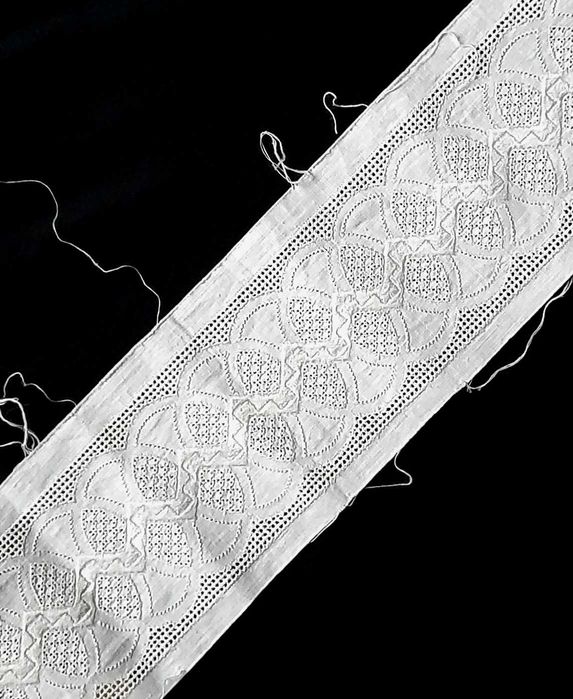 Красивое кружево с вышивкой гладью