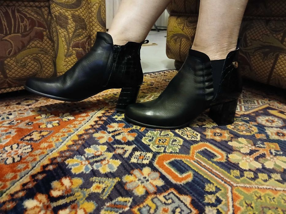 Botins pretos, tamanho 38 em pele e verniz