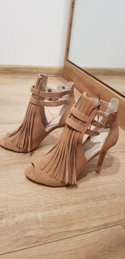 Reserved botki 37 szpilki odkryte palce skóra beżowe frędzle boho