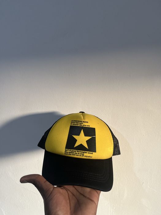 Boné Trucker preto e amarelo com estrela amarela