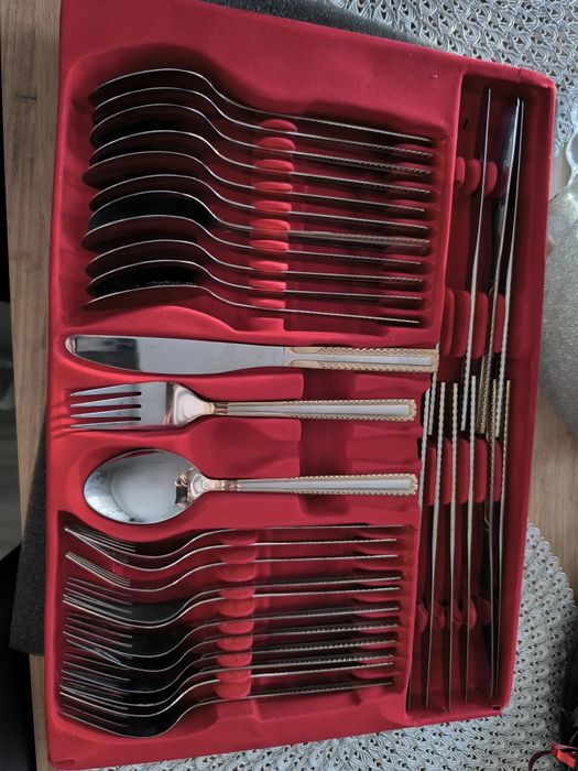 Walizka pozłacanych sztućców