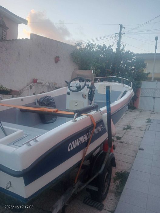Embarcação de recreio em bom estado