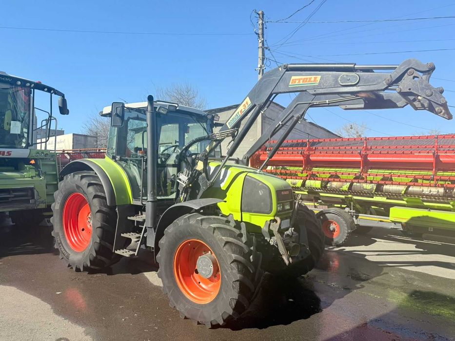 Claas Ares 696  2005року з фронтальним навантажувачем.