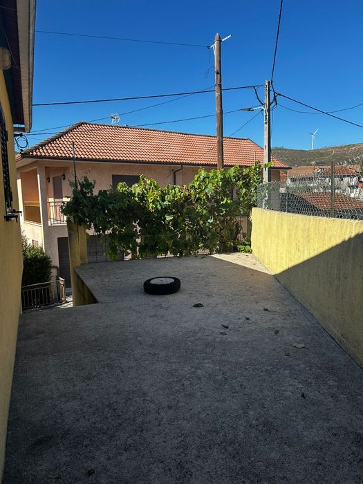 Moradia T2 mobilada com quintal e garagem