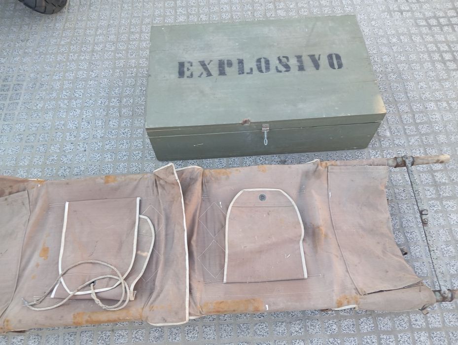 Maca do exercito antiga e caixa explosivos