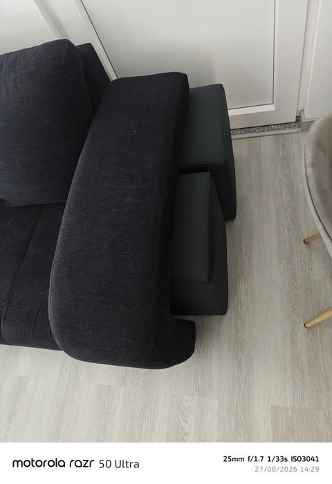Sofá com chaise-puffs
