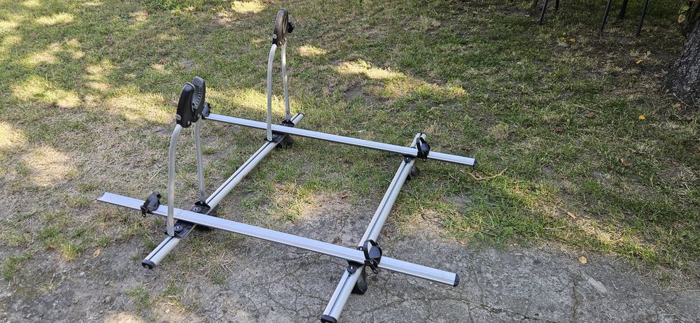 Bagażnik dachowy Amos. W zestawie 2 uchwyty do rowerów.