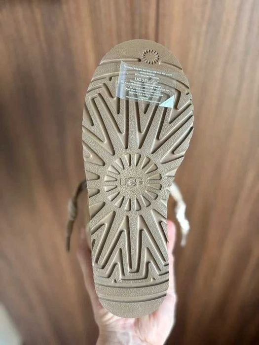 UGG Lowmel Sand r.37