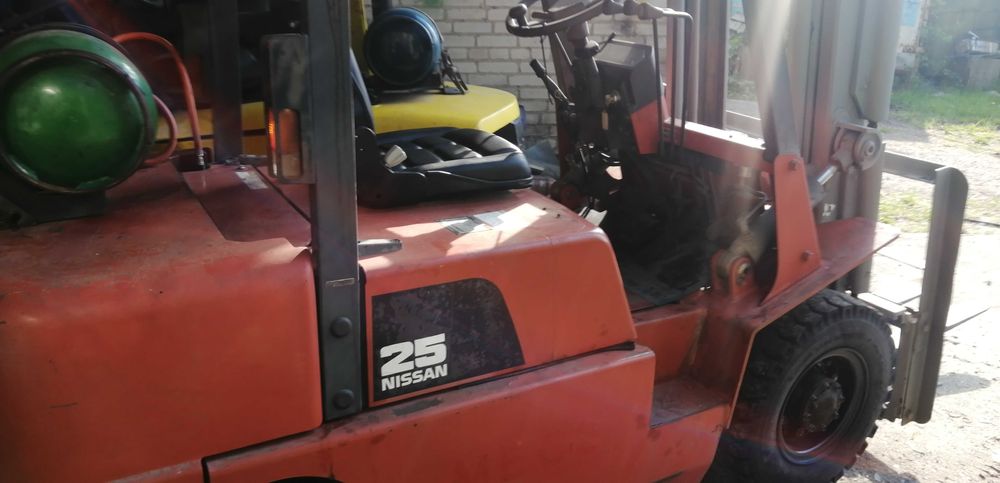 Hавантажувач Nissan UJ02A25 газ-бензин 2..5т на 4м ,сайшифт Японія