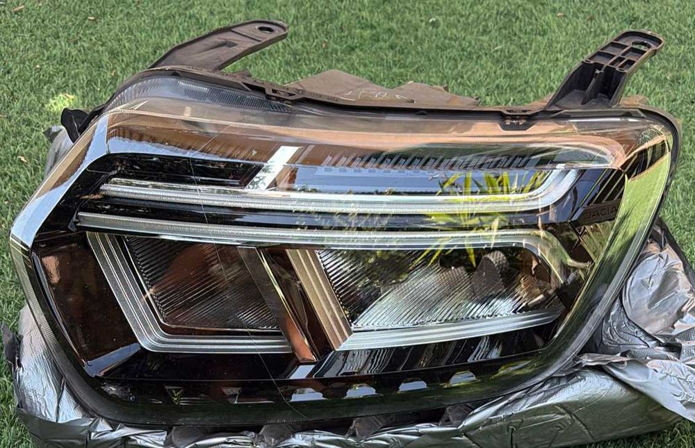 farol original esquerdo Dacia Duster