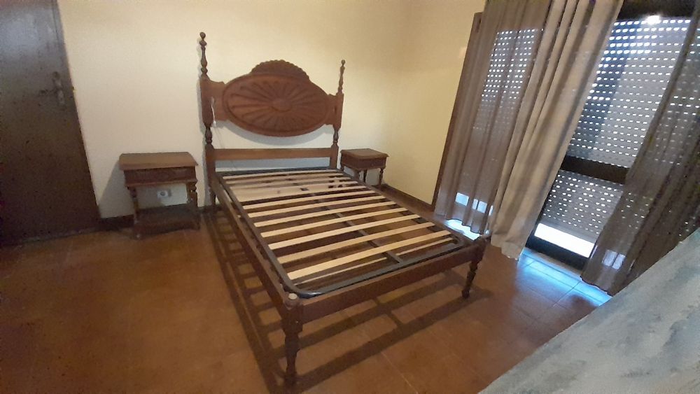 Cama de madeira e duas mesinhas