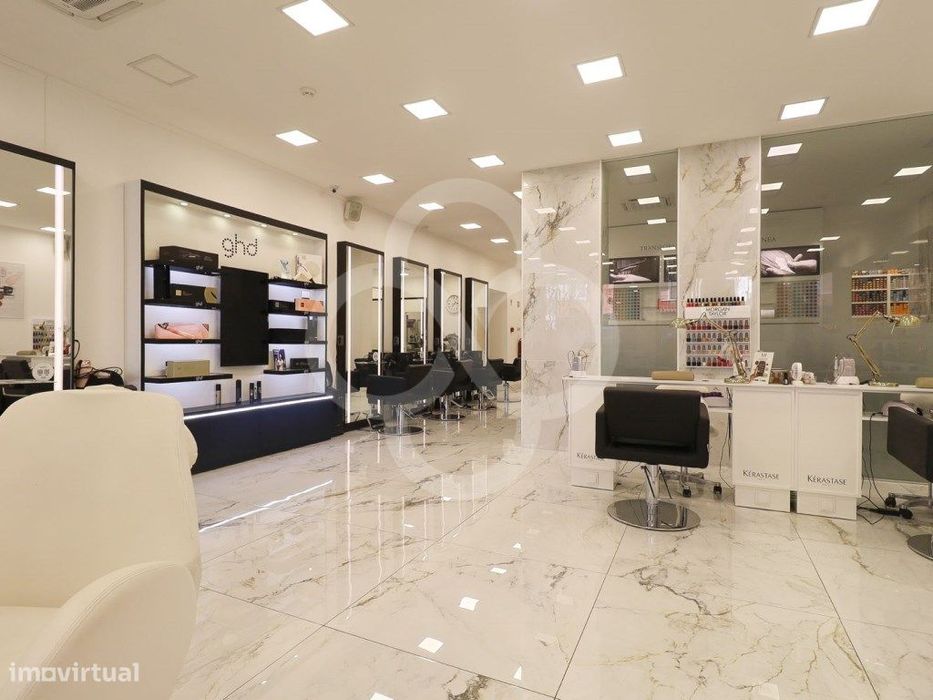 Cabeleireiro SPA completamente equipado com recheio de luxo em Lisb...