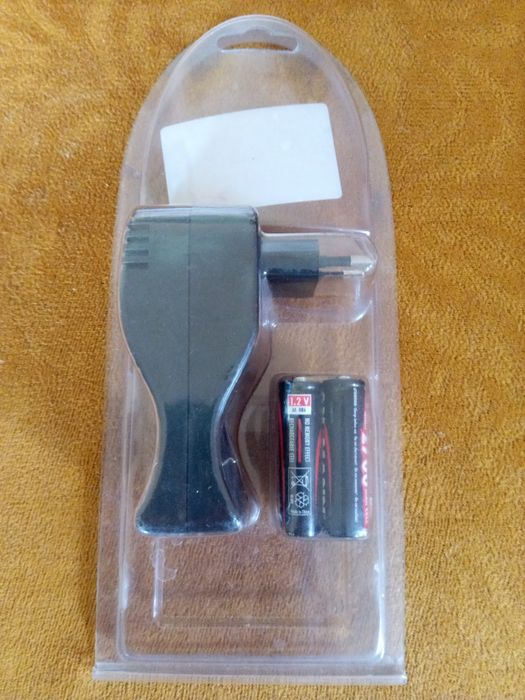 Зарядний блок на 4 батарейки 2700 mAh. Новий в упаковці!