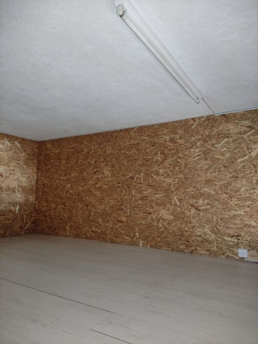 Aluga-se garagem preparada para carregamento de automóvel elétrico, com "sótão"